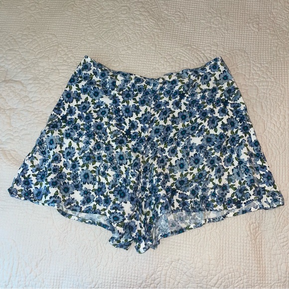 Urban Outfitters Kimchi Blue Flowy Floral Shorts - Picture 1 of 4